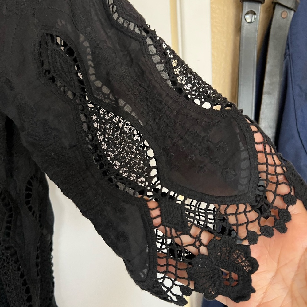 Women’s 3/4 sleeve top with lace like sleeves and hem. Thin fabric - Picture 4 of 6